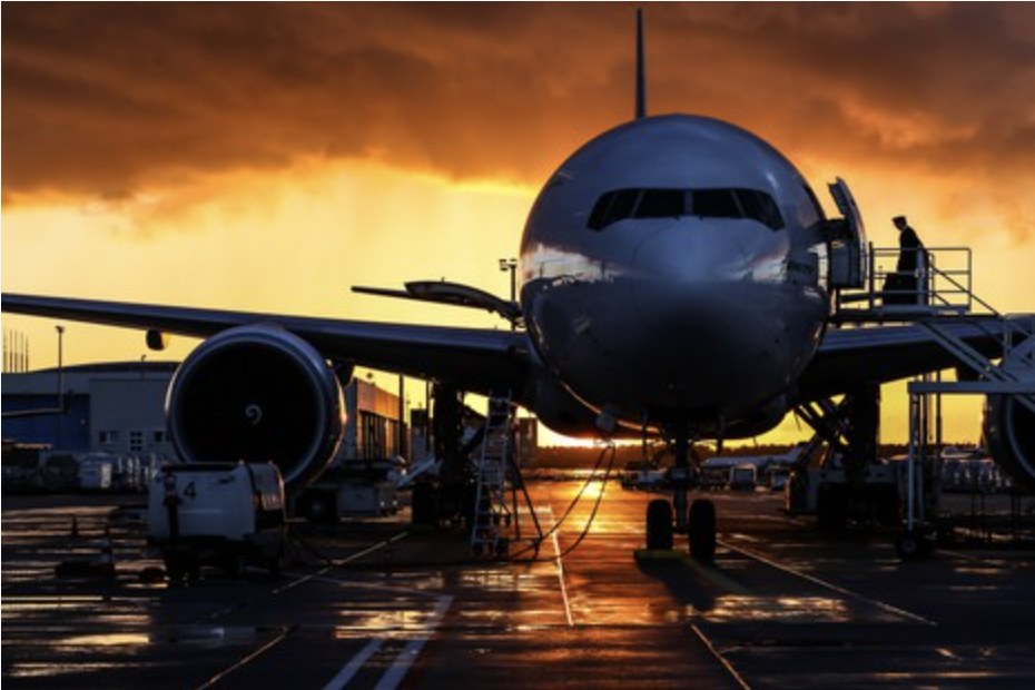 Avión de carga al atardecer